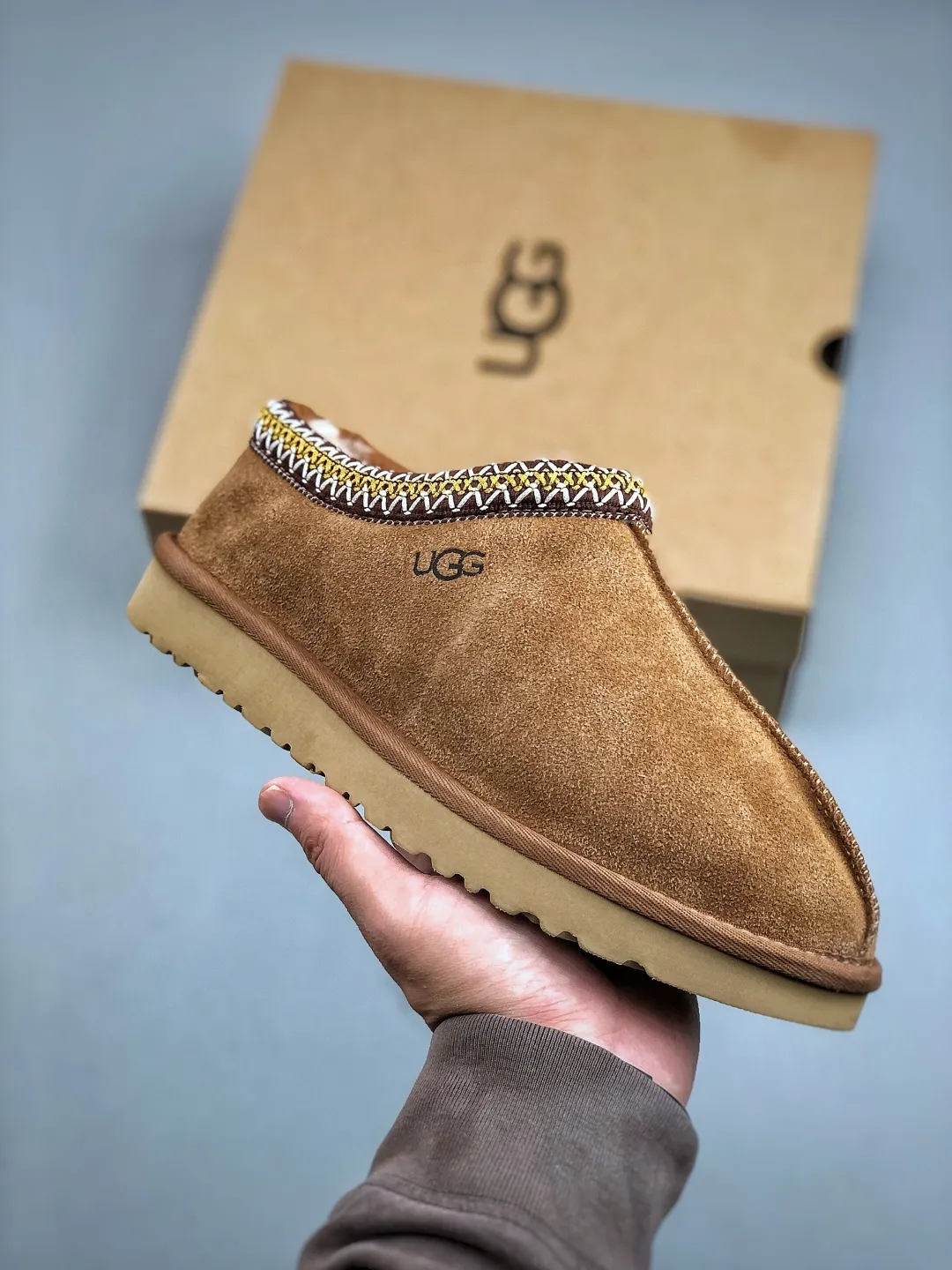 Local self-pickup💰540 supports store placement. The top version on the market. UGG Tazz. Ethnic thin-soled men's and women's models. Xiaohongshu's hot model. Produced by a major foreign trade factory in Guangzhou. Real sheep fur from toe to insole. Independent outer box packaging. Chip. Waterproof process. Different from any version on the market. 5cm thick sole, independently developed original outsole, cashmere insole, keeping warm in winter, suitable for home use. In the new year, uug launched a style series, which is partially geared towards the preferences of young consumers. It has also moved to the forefront of fashion trends. Shoe body material, water-repellent coated suede upper, 17 mm UGGPURE™ implanted wool insole, lightweight non-slip and comfortable rubber outsole, with brand LOGO and trademark, with full package Size: 35 36 37 38 39 40 41 42 43 44 45